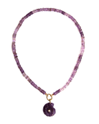 Collier en coquillages violets