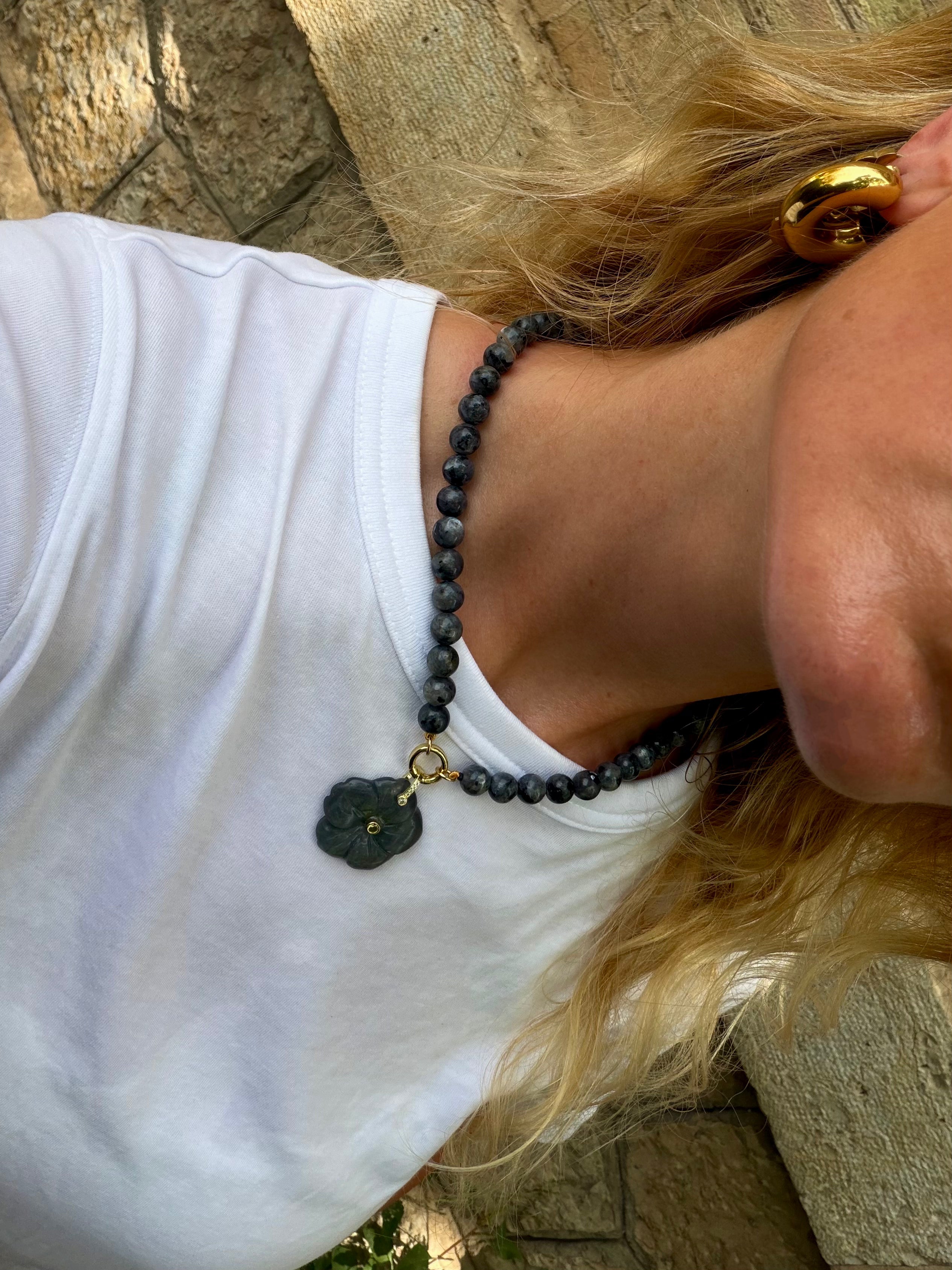 Grey Flower Ketting