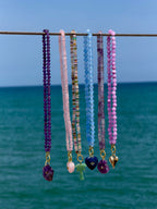 Collier en coquillages violets