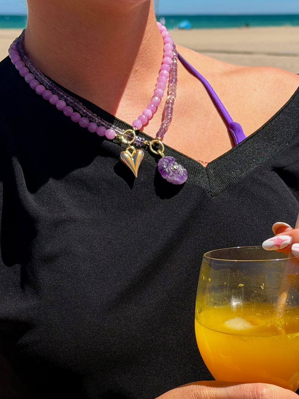 Collier en coquillages violets